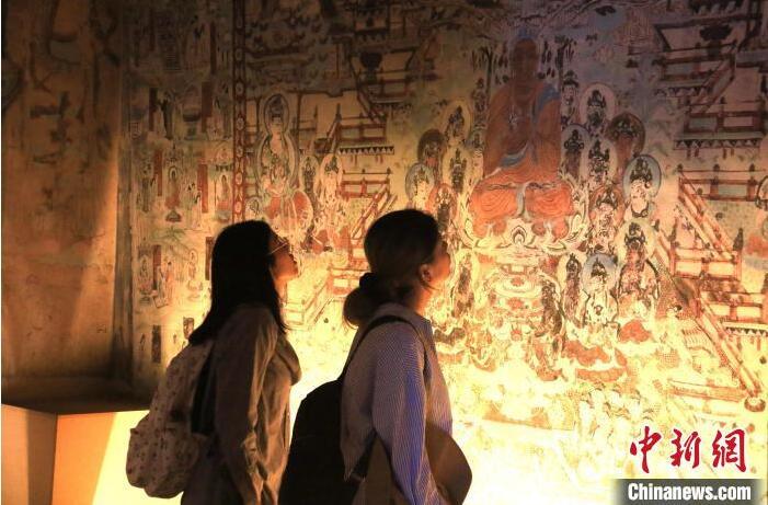 2023年8月27日，游客在甘肅省敦煌市博物館參觀文物展。張曉亮 攝(資料圖)