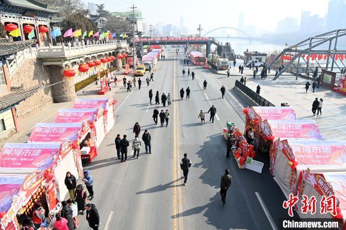 1月30日，蘭州黃河畔的年貨集市吸引顧客選購年貨。九美旦增 攝</p><p>