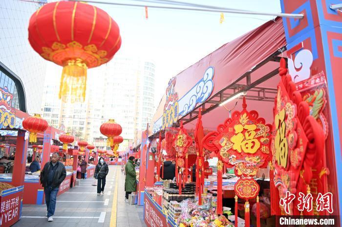 1月30日，蘭州街頭琳瑯滿目的年貨吸引顧客選購。九美旦增 攝</p><p>