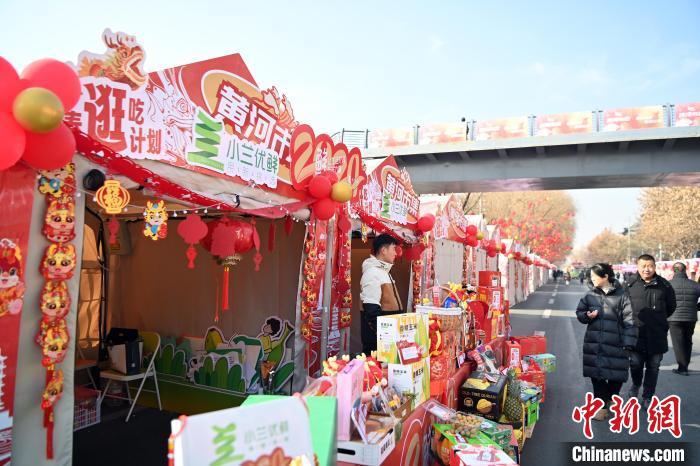 1月30日，蘭州黃河畔的年貨集市吸引顧客選購年貨。九美旦增 攝</p><p>
