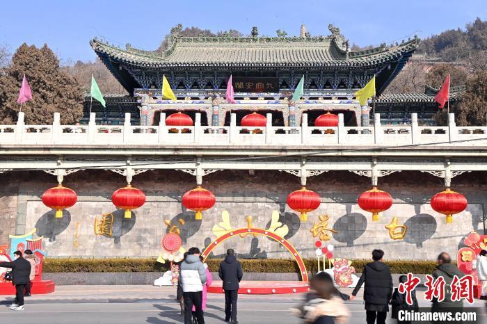 1月30日，裝扮一新的蘭州白塔山公園節(jié)日氛圍濃厚。九美旦增 攝</p><p>