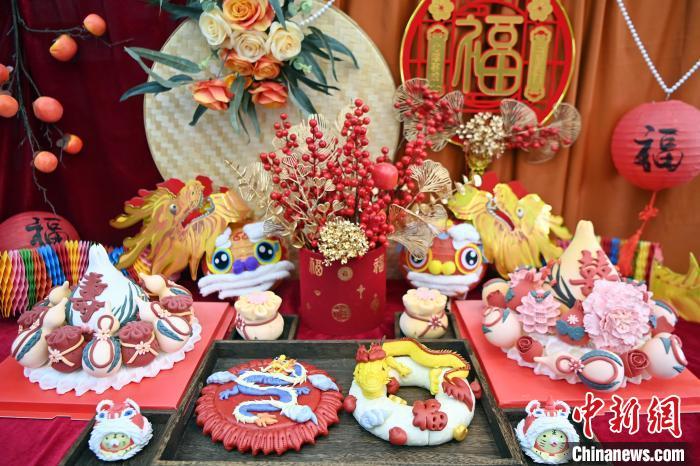 1月25日，春節(jié)臨近，蘭州一花饃店“龍”元素花饃熱銷。圖為展出的“龍”元素花饃。九美旦增 攝