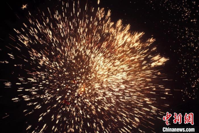 據(jù)悉，“花”與“發(fā)”諧音，取“打花打花，越打越發(fā)”之意?！按蜩F花”不僅蘊含著人們祈福納祥的美好愿望，也展現(xiàn)了民間生鐵冶煉傳統(tǒng)技藝的工匠精神。侯奇志 攝