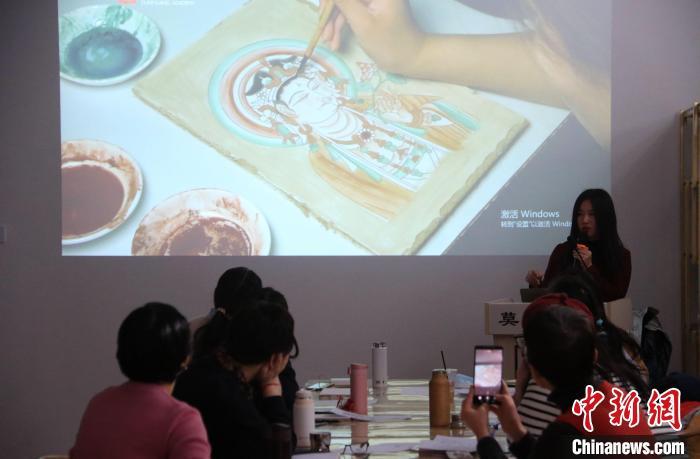 2023年2月，在敦煌研究院莫高學堂，研學導師給學員講授敦煌壁畫臨摹技法?！　垥粤?攝