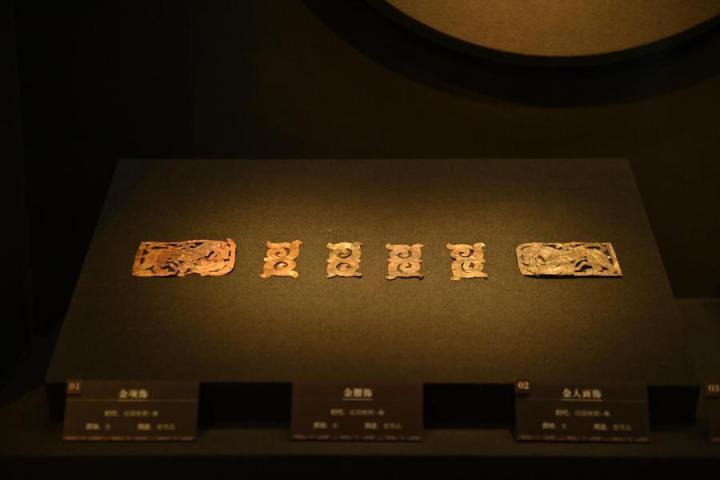 張家川縣馬家塬車輿博物館展陳的馬家塬遺址出土的金項(xiàng)飾、金腰飾、金人畫飾等。李亞龍 攝　　
