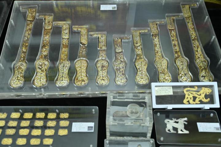 張家川馬家塬出土的金帶飾、大角羊、人形鉛俑及狼形銀車輿飾等文物。