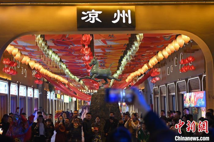 圖為游人拍攝煥然一新亮相的街區(qū)。李亞龍 攝</p>
<p>