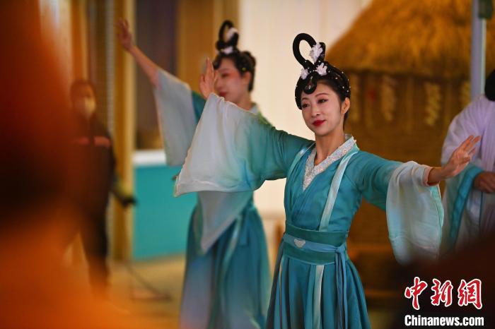 圖為工作人員進(jìn)行舞蹈表演。李亞龍 攝</p>
<p>