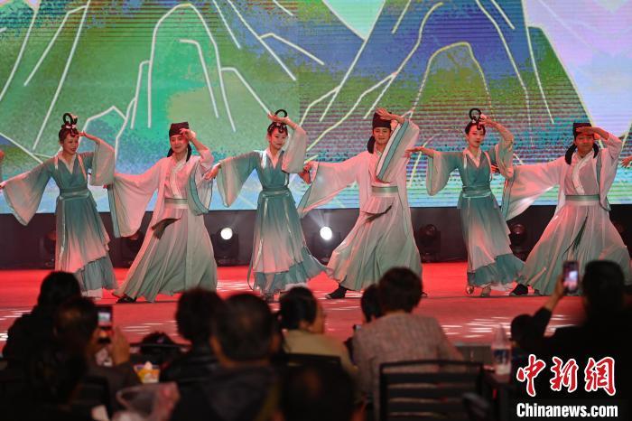 圖為工作人員進(jìn)行舞蹈表演。李亞龍 攝