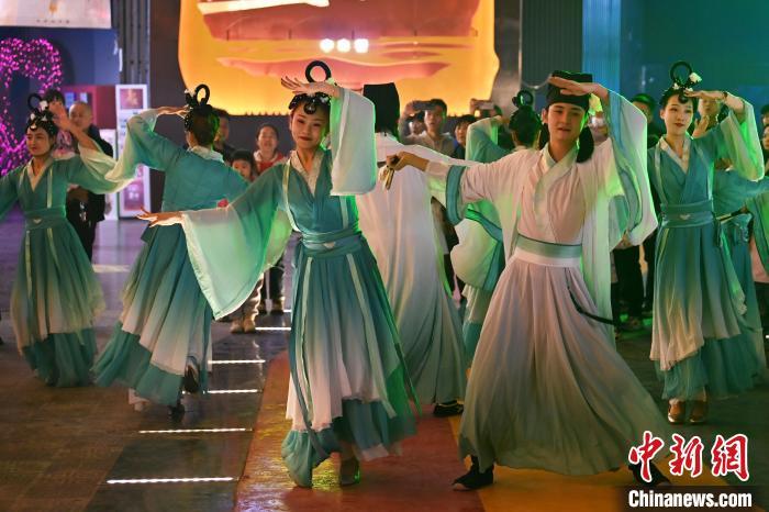 圖為工作人員進行舞蹈表演。李亞龍 攝</p><p>