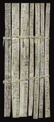 漢簡《康居王使者冊》。此簡記載了西域康居國使者前來“進(jìn)貢”駱駝，抵達(dá)敦煌遇到不公后反映問題，朝廷受理解決的經(jīng)過。新華社發(fā)（甘肅簡牘博物館供圖）