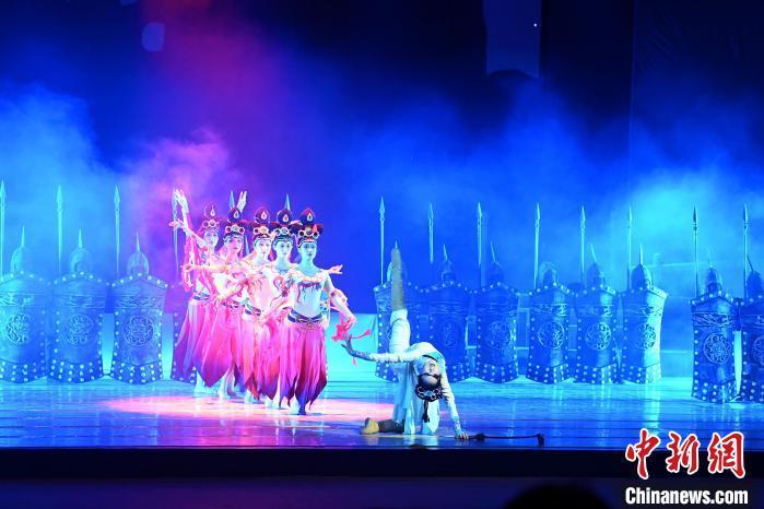 2023年2月18日，蘭州歌舞劇院創(chuàng)排的大型舞劇《大夢敦煌》?！　【琶赖┰?攝