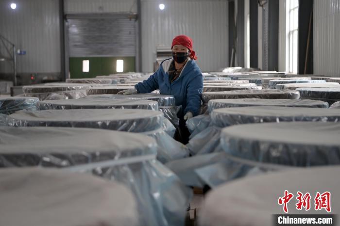 5月10日，工作人員檢查裝有酒糟的壇子。九美旦增　攝