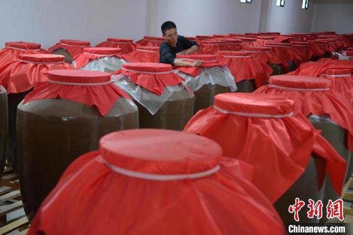 圖為5月10日，工作人員在儲酒庫檢查酒缸密封性。九美旦增　攝