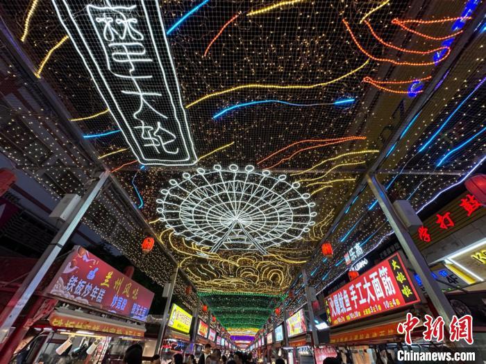 圖為明清街夜市燈光點亮具有武威文化元素的“摩天輪”彩燈。　戴文昌 攝</p><p>