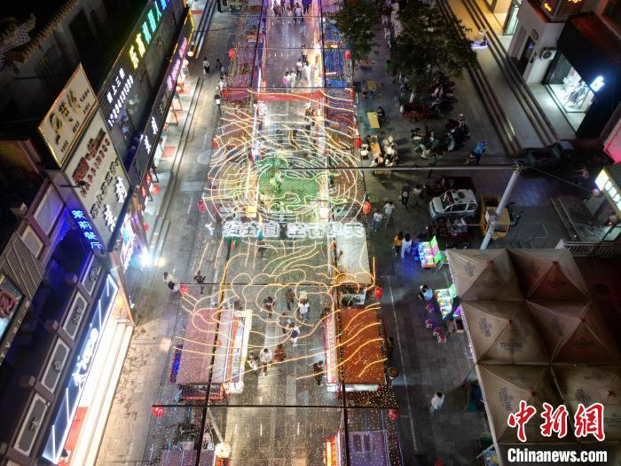 圖為明清街夜市燈光點亮具有武威文化元素的“銅奔馬”彩燈。(無人機照片) 　戴文昌 攝</p><p>