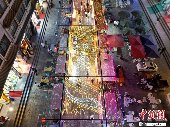 圖為明清街夜市燈光點亮具有武威文化元素的“天梯山石窟”彩燈。(無人機照片) 　戴文昌 攝</p><p>