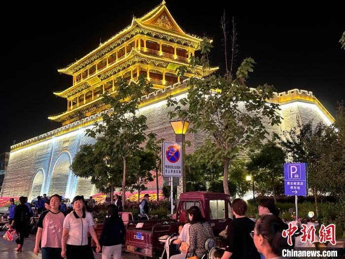 圖為夜幕降臨，涼州古城門燈光亮起?！〈魑牟?攝
