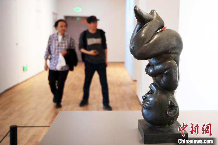 5月21日，觀眾參觀“絲路印跡”雕塑藝術作品展展出的雕塑作品。九美旦增 攝</p>
<p>