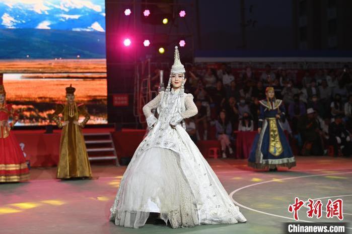 圖為開幕式現(xiàn)場蒙古族服飾秀。李亞龍 攝</p>
<p>