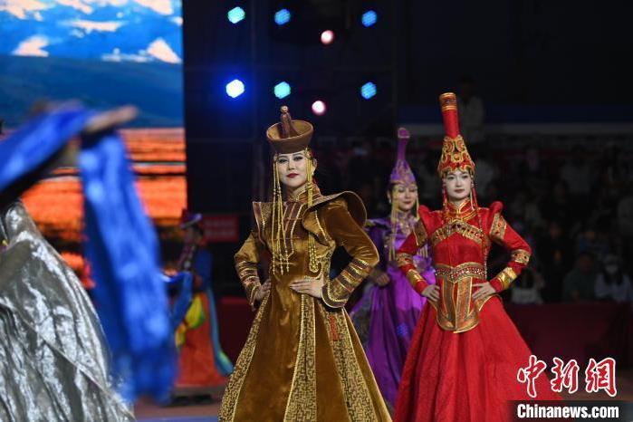 圖為開幕式現(xiàn)場蒙古族服飾秀。李亞龍 攝</p>
<p>
