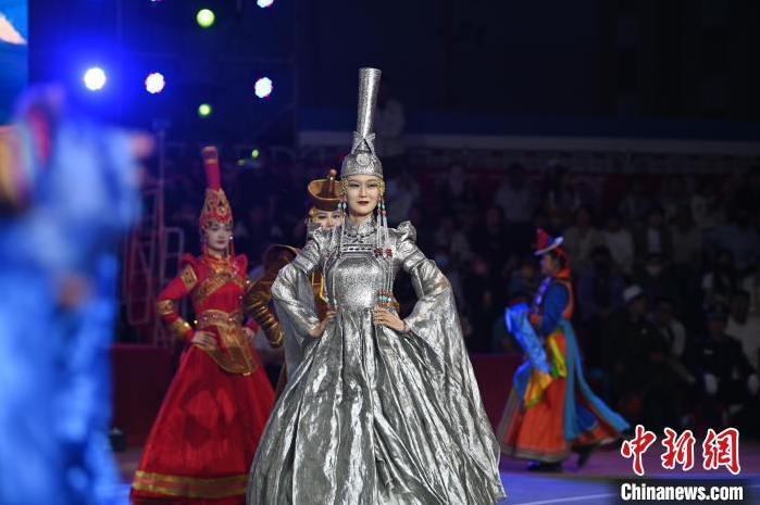 圖為開幕式現(xiàn)場蒙古族服飾秀。李亞龍 攝</p>
<p>