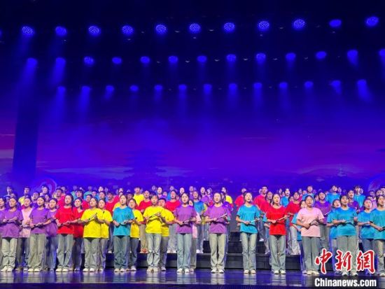 5月28日晚，“詩(shī)意甘肅·絲路長(zhǎng)風(fēng)三千里”——月出涼州·武威詩(shī)會(huì)在甘肅省武威市漢唐天馬城舉行。楊娜 攝