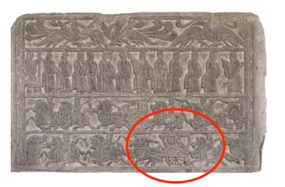 △漢代迎賓、車馬出行畫像石，現(xiàn)藏于臨沂市博物館。畫像石的第四層中有軺車出現(xiàn)。