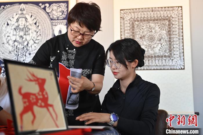 6月6日，在甘肅敦煌青年夜校課程中，青年學員學習敦煌非遺剪紙課程。李亞龍 攝