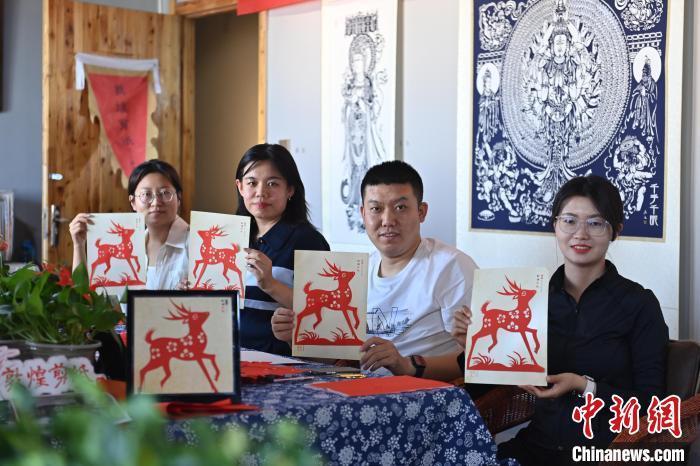 6月6日，在甘肅敦煌青年夜校課程中，青年學員展示學習敦煌非遺剪紙的成果。李亞龍 攝　　