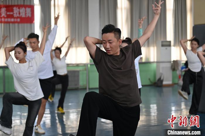 6月6日，在甘肅敦煌青年夜校課程中，青年學員學習敦煌舞課程。李亞龍 攝　　