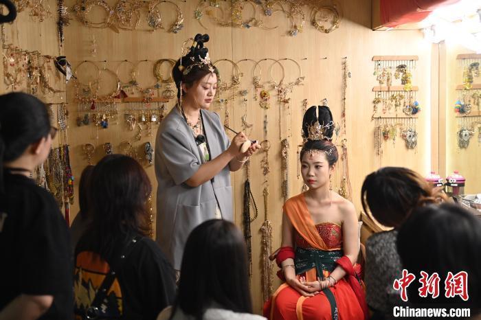 6月6日，在甘肅敦煌青年夜校課程中，青年學員學習敦煌美妝課程。李亞龍 攝