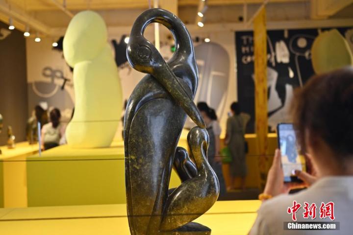 圖為游客拍攝蛇紋石作品《依戀》。中新社記者 李亞龍 攝