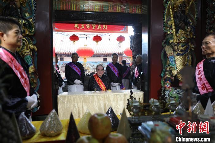 6月21日，“2024(甲辰年)兩岸共祭人文始祖伏羲典禮”在臺灣新北舉行。擔(dān)任主祭官的先嗇宮董事長、中國國民黨前秘書長李乾龍(中)出席典禮并擔(dān)任主祭官。中新社記者 張曉曦 攝