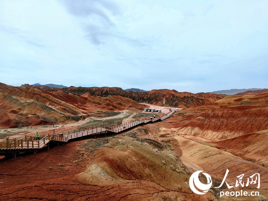 雨后的七彩丹霞，顏色格外艷麗。人民網(wǎng) 黃津曉虎攝