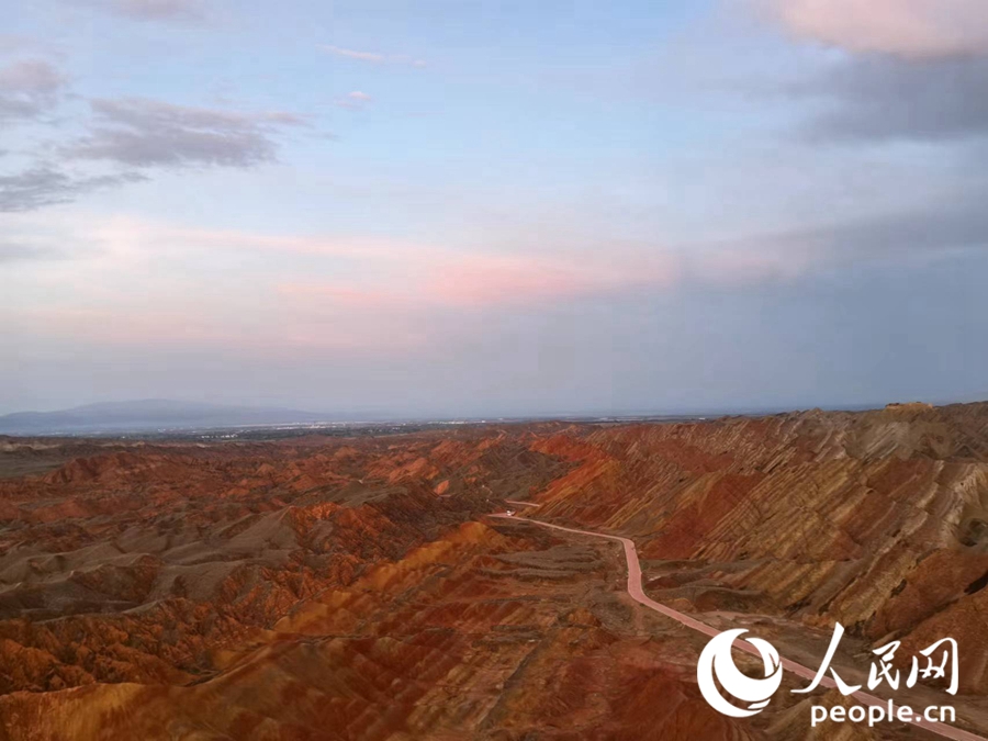 日落時(shí)分，余暉與丹霞交相輝映。人民網(wǎng)記者 唐嘉藝攝