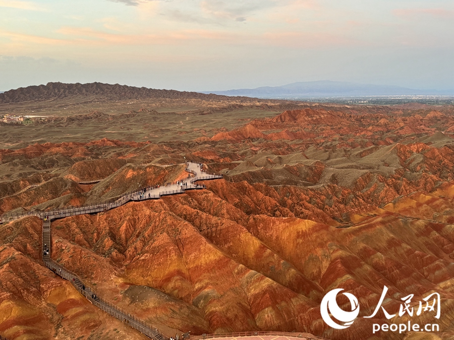日落時(shí)分，余暉與丹霞交相輝映。人民網(wǎng)記者 徐冬兒攝
