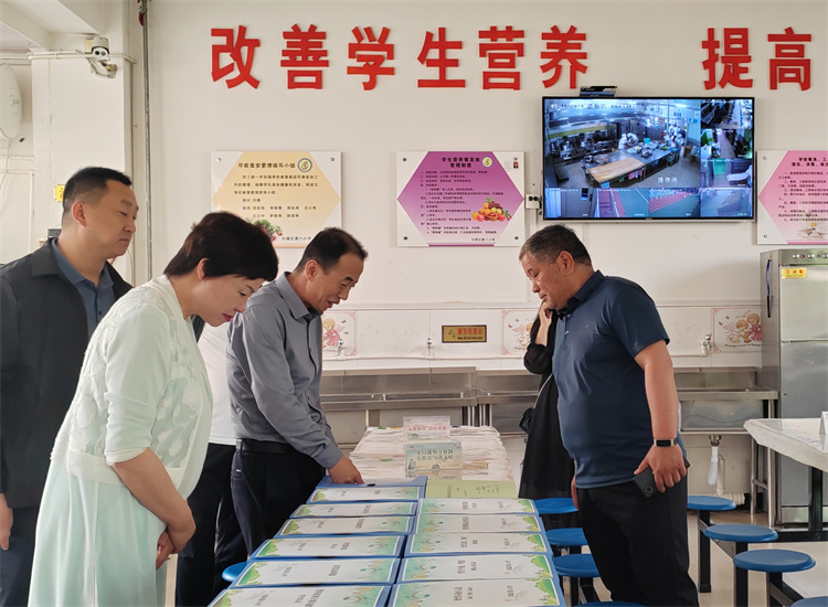 市紀委監(jiān)委扎實推動開展群眾身邊腐敗和作風問題集中整治工作，圖為市紀委監(jiān)委派駐市教育局紀檢監(jiān)察組在白銀區(qū)開展“中小學校園食品安全和膳食經(jīng)費管理”集中整治工作開展情況督查.jpg