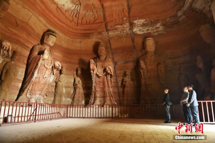 7月15日，游人參觀甘肅省平?jīng)鍪袥艽h百里石窟長廊中的南石窟寺1號窟。百里石窟長廊位于涇川縣境內(nèi)，由512個石窟、5眼窟中石井組成，現(xiàn)存王母宮石窟、鳳凰山石窟、南石窟寺、丈八寺石窟、羅漢洞石窟、太山寺石窟等規(guī)模較大的石窟群，還有數(shù)量眾多的小石窟群。南石窟寺開鑿于北魏永平三年，其中1號窟屬于大型七佛窟，七佛高達6米。中新社記者 李亞龍 攝