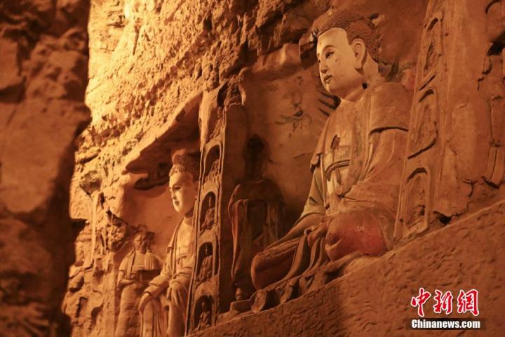 7月15日，甘肅省平?jīng)鍪袥艽h百里石窟長廊中的王母宮石窟造像。百里石窟長廊位于涇川縣境內(nèi)，由512個石窟、5眼窟中石井組成，現(xiàn)存王母宮石窟、鳳凰山石窟、南石窟寺、丈八寺石窟、羅漢洞石窟、太山寺石窟等規(guī)模較大的石窟群，還有數(shù)量眾多的小石窟群。王母宮石窟又名千佛洞，該窟設(shè)計宏大，造像生動，窟內(nèi)擁有造像數(shù)百尊，是較為珍貴的佛教文化歷史遺存。中新社記者 李亞龍 攝</p>
<p>