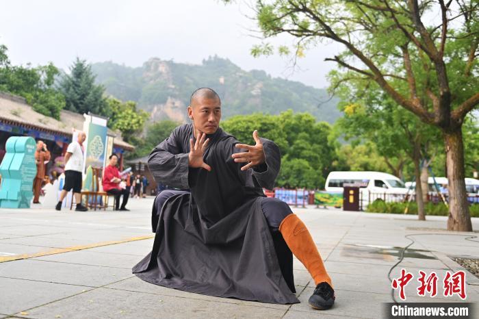 7月14日，甘肅省平?jīng)鍪嗅轻忌骄皡^(qū)內(nèi)，嵩山少林弟子展示武藝。7月13日至14日，“2024年北京體育大學(xué)第十五屆國(guó)際武術(shù)比賽交流大會(huì)暨首屆崆峒山國(guó)際武術(shù)大會(huì)”舉行，大會(huì)也在崆峒山景區(qū)進(jìn)行問道崆峒、武術(shù)高級(jí)研修班、崆峒拜師等系列活動(dòng)。中新社記者 李亞龍 攝</p>
<p>