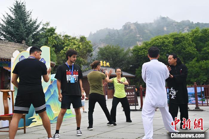 7月14日，甘肅省平?jīng)鍪嗅轻忌骄皡^(qū)內(nèi)，外籍武術(shù)愛好者學(xué)習(xí)崆峒派武術(shù)。7月13日至14日，“2024年北京體育大學(xué)第十五屆國(guó)際武術(shù)比賽交流大會(huì)暨首屆崆峒山國(guó)際武術(shù)大會(huì)”舉行，大會(huì)也在崆峒山景區(qū)進(jìn)行問道崆峒、武術(shù)高級(jí)研修班、崆峒拜師等系列活動(dòng)。中新社記者 李亞龍 攝</p>
<p>