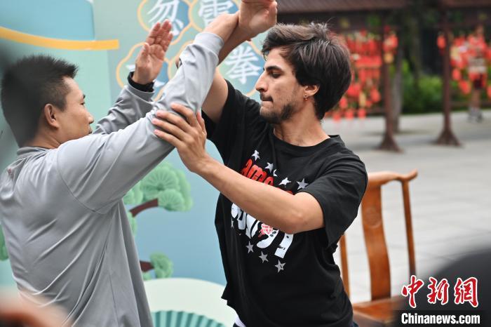 7月14日，甘肅省平?jīng)鍪嗅轻忌骄皡^(qū)內(nèi)，外籍武術(shù)愛好者(右)進(jìn)行忽雷太極拳切磋。7月13日至14日，“2024年北京體育大學(xué)第十五屆國(guó)際武術(shù)比賽交流大會(huì)暨首屆崆峒山國(guó)際武術(shù)大會(huì)”舉行，大會(huì)也在崆峒山景區(qū)進(jìn)行問道崆峒、武術(shù)高級(jí)研修班、崆峒拜師等系列活動(dòng)。中新社記者 李亞龍 攝</p>
<p>