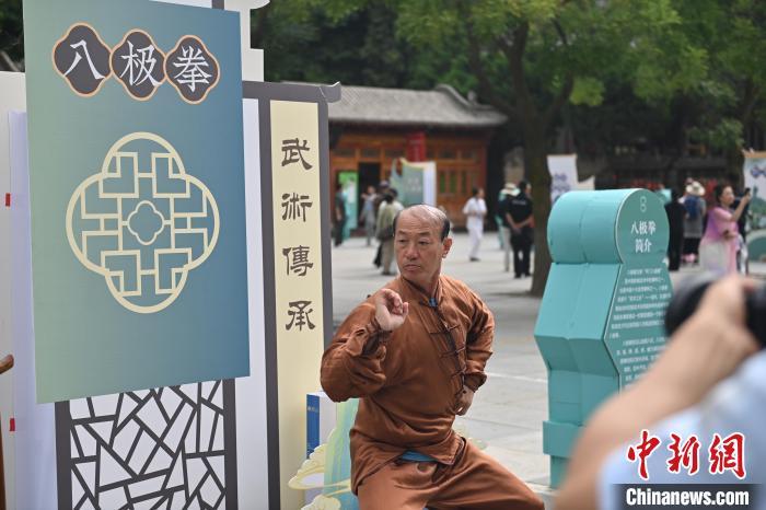 7月14日，甘肅省平?jīng)鍪嗅轻忌骄皡^(qū)內(nèi)，八極拳傳承人展示八極拳。7月13日至14日，“2024年北京體育大學(xué)第十五屆國(guó)際武術(shù)比賽交流大會(huì)暨首屆崆峒山國(guó)際武術(shù)大會(huì)”舉行，大會(huì)也在崆峒山景區(qū)進(jìn)行問道崆峒、武術(shù)高級(jí)研修班、崆峒拜師等系列活動(dòng)。中新社記者 李亞龍 攝</p>
<p>