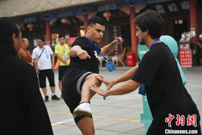 7月14日，甘肅省平?jīng)鍪嗅轻忌骄皡^(qū)內(nèi)，外籍武術(shù)愛好者切磋武藝。7月13日至14日，“2024年北京體育大學(xué)第十五屆國(guó)際武術(shù)比賽交流大會(huì)暨首屆崆峒山國(guó)際武術(shù)大會(huì)”舉行，大會(huì)也在崆峒山景區(qū)進(jìn)行問道崆峒、武術(shù)高級(jí)研修班、崆峒拜師等系列活動(dòng)。中新社記者 李亞龍 攝