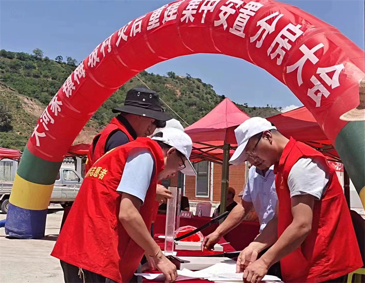 在大河家鎮(zhèn)梅坡村災后重建集中安置分房大會的現(xiàn)場，積石山縣紀委監(jiān)委干部全程監(jiān)督房號裁裝、組織抽號等工作。.jpg