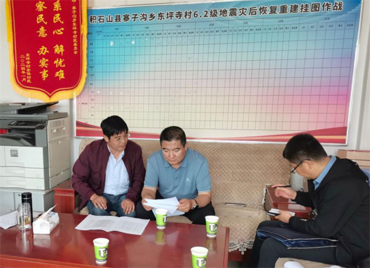 州縣紀委監(jiān)委機關聯(lián)合督查組對下沉干部 、駐村干部 、包村組長、村干部 “四級”干部履職到崗情況，以及工作日志和民情臺賬、訴求臺賬進行日常監(jiān)督檢查，壓實工作責任。.jpg