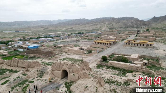 7月13日，位于山丹漢明長城遺址里的硤口古城。(無人機圖片) 　九美旦增 攝