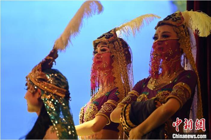 7月18日晚，中國(guó)經(jīng)典舞劇《絲路花雨》在甘肅蘭州黃河劇院進(jìn)行演出。中國(guó)經(jīng)典舞劇《絲路花雨》迎來45周年，7月17日-8月4日在蘭州開啟為期多天的駐場(chǎng)演出。該舞劇取材于敦煌莫高窟壁畫，集中國(guó)霓裳羽衣舞、敦煌舞、印度舞、黑巾舞、波斯馬鈴舞等于一身，自1979年演出至今，該劇先后在40多個(gè)國(guó)家和地區(qū)演出近4000場(chǎng)，觀眾550多萬人次。中新社記者 李亞龍 攝</p>
<p>