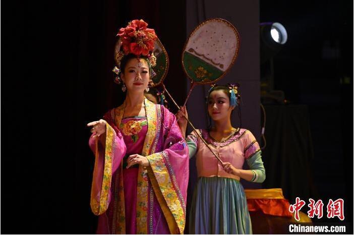 7月18日晚，中國(guó)經(jīng)典舞劇《絲路花雨》在甘肅蘭州黃河劇院進(jìn)行演出。中國(guó)經(jīng)典舞劇《絲路花雨》迎來45周年，7月17日-8月4日在蘭州開啟為期多天的駐場(chǎng)演出。該舞劇取材于敦煌莫高窟壁畫，集中國(guó)霓裳羽衣舞、敦煌舞、印度舞、黑巾舞、波斯馬鈴舞等于一身，自1979年演出至今，該劇先后在40多個(gè)國(guó)家和地區(qū)演出近4000場(chǎng)，觀眾550多萬人次。中新社記者 李亞龍 攝</p>
<p>